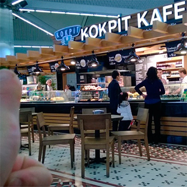Lækker frokost og kaffe på ”KOKPIT KAFE” i Istanbul lufthavn